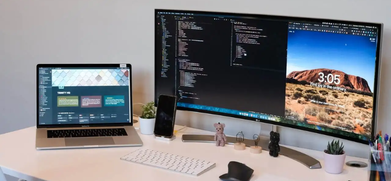 notebook com vários monitores